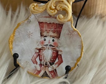 Adorno navideño decoupage en forma de cascanueces con forma de concha