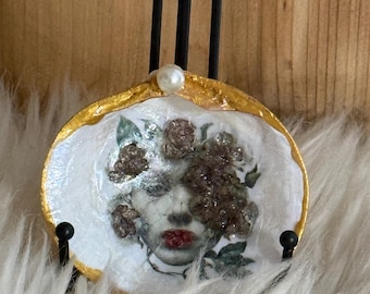 Plato de concha de ostra con el rostro de una mujer misteriosa, decorado con decoupage. Adorno navideño.