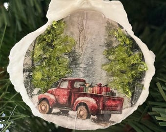 Adorno navideño de decoupage de vidrio verde con camioneta roja y regalos en la parte trasera