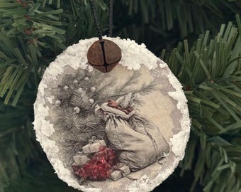 Saco de regalos navideño. Adorno navideño rústico de madera con campana oxidada y bordes esmerilados.