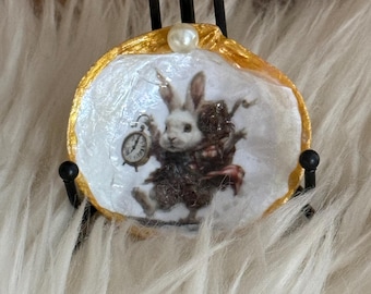 Plato de concha de ostra con forma de conejo blanco, decorado con decoupage. Adorno navideño.