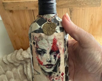 Harlequin Ace Alicia en el País de las Maravillas Steampunk con adorno de vidrio rojo decoupage jabón / aceite de oliva / dispensador de vinagre / sal