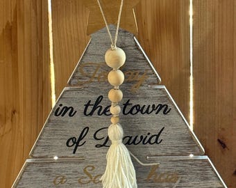 Adorno de carámbano con cuentas de madera natural y borla color crema