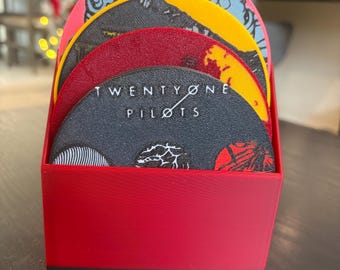 Posavasos con la portada del álbum Twenty One Pilots, impreso en 3D.