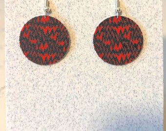 Pendientes con el estampado "STRESSED OUT" de Twenty One Pilots, con el logo borroso. Regalo perfecto para fans.