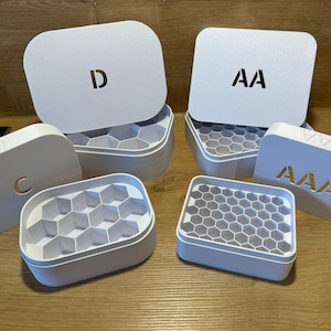 Batterie Aufbewahrungsbox im Honeycomb-Design | AA/AAA für 27 oder 52 Batterien | C/D Zellen für 10 Batterien mit Schnappverschluss
