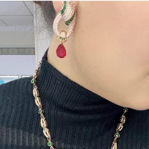 Pendientes vintage de pitón: esmeralda, rubí y oro rosa. Joyas nupciales.