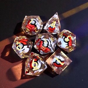 Könnte beinhalten: Ein Set aus sieben transparenten, facettierten Polyederwürfeln. Jeder Würfel hat ein rot-weißes Design mit goldfarbenen Zahlen. Die Würfel sind auf einer dunklen Oberfläche angeordnet, was ihr einzigartiges Design hervorhebt.