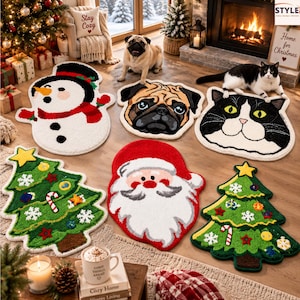 Può includere: Una collezione di sei tappeti tuftati con disegni natalizi e animali, tra cui un pupazzo di neve, un muso di carlino, un muso di gatto bianco e nero, due alberi di Natale con decorazioni e un volto di Babbo Natale su un pavimento in legno.