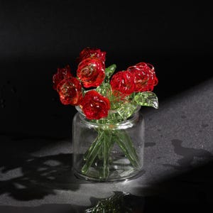 Handgjord blåst glasblomma för födelsemånaden, röd ros i glas, födelseblomma i juni, present till mamma, minnespresent till mormor, bröllopspresent till vänner