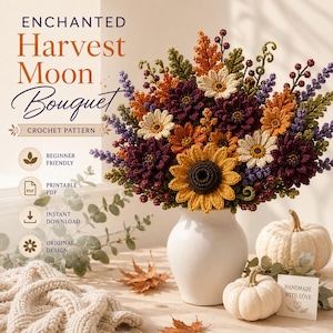 以下が含まれることがあります： Enchanted Harvest Moon Bouquetというタイトルの編み図。白い花瓶に飾られたかぎ針編みのひまわり、デイジー、秋色の花々の鮮やかなブーケと、2つの白いカボチャ、Handmade With Loveと書かれた小さな看板が写っています。