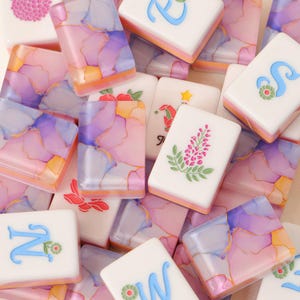 Set di Mahjong americano arancione e rosa, tessere effetto marmo con venature dorate, elegante regalo pastello per serate di gioco.