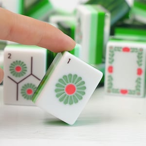 Grüner Bambus Amerikanisches Mahjong Set, Glänzende Acrylfliesen, Botanisches 160 Legespiel, Geschenk für Mahjongspieler und Sammler Bild 6