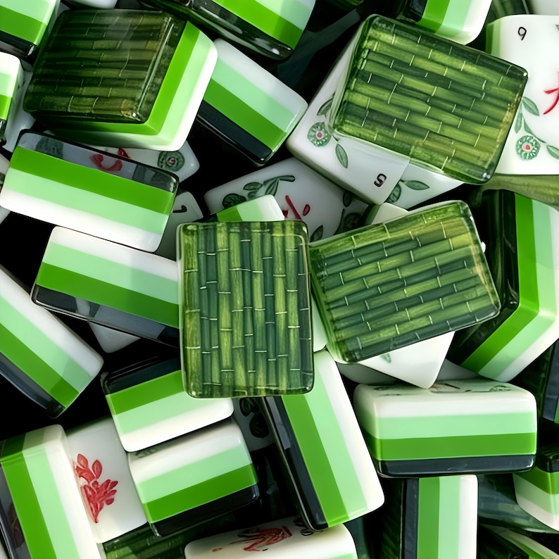 K&ouml;nnte beinhalten: Eine Sammlung rechteckiger Mahjong-Spielsteine mit verschiedenen Designs. Einige Steine zeigen ein gr&uuml;nes Bambusmuster auf einer durchscheinenden Oberfl&auml;che, w&auml;hrend andere horizontale Streifen in Wei&szlig;, Hellgr&uuml;n und Dunkelgr&uuml;n aufweisen. Mehrere Steine sind mit roten und gr&uuml;nen Blumen- oder Zahlenmarkierungen versehen.