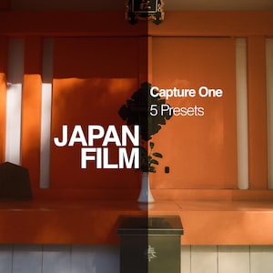 Puede incluir: Imagen con el texto "JAPAN FILM" en blanco sobre un fondo naranja. También se ve el texto "Capture One 5 Presets". Un pequeño jarrón con una planta está en el centro. Las palabras "ARCHIVE STORIES" están en la parte superior.