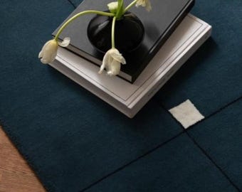Handgjord marinblå rutmatta – minimalistisk geometrisk accentmatta