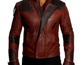 Può includere: Giacca in pelle bordeaux con dettagli neri su spalle e maniche. La giacca presenta una chiusura con zip, un collo alto e diverse tasche. Le maniche hanno dettagli a coste e polsini regolabili. Un capo di abbigliamento esterno elegante.