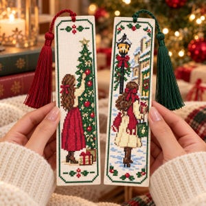 Könnte beinhalten: Zwei rechteckige Kreuzstich-Lesezeichen auf cremefarbenem Stoff. Das linke Lesezeichen zeigt eine Person, die einen Weihnachtsbaum mit roten Kugeln schmückt. Das rechte zeigt eine Person, die im Schnee geht. Beide haben jeweils eine Quaste.