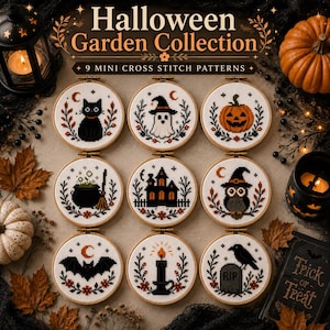 Könnte beinhalten: Neun runde Stickrahmen mit Kreuzstichmustern unter dem Titel Halloween Garden Collection. Die Motive zeigen eine schwarze Katze, ein Gespenst, einen Kürbis, einen Kessel, ein Spukhaus, eine Eule, eine Fledermaus, eine Kerze und einen Grabstein mit einem Raben, jeweils in Holz gefasst.