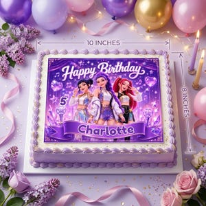 Może przedstawiać: Kwadratowy tort urodzinowy z białym lukrem i fioletowymi zdobieniami, zawierający jadalny obraz trzech postaci pop, napis "Happy Birthday" i "Charlotte" oraz cyfrę "5". Tort ma wymiary 25,4 cm na 20,32 cm.