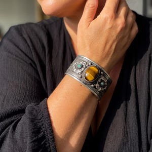 Pulsera tipo brazalete con ojo de tigre – Filigrana de plata afgana / Estilo bohemio unisex, ajustable