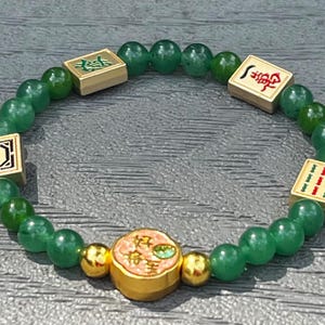Handgjort Mahjong-armband – Jadegröna pärlor, Mahjong-kakelberlocker, blommig mittpunkt