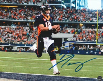 Peyton Manning Signed Denver Broncos 8x10 Photo - Authenticated NFL Autograph with COA