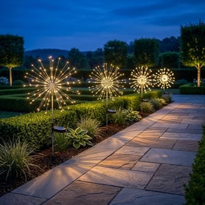 Könnte beinhalten: Vier kugelförmige Solar-Gartenleuchten mit dünnen, strahlenden Metallstielen und warmweißen LED-Spitzen. Jede Leuchte ist auf einem schlanken Metallstab mit einem kleinen Solarpanel nahe der Basis montiert und entlang eines Steinwegs angeordnet.