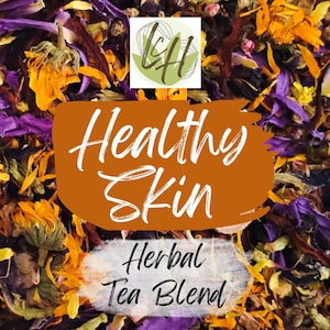 Könnte beinhalten: Eine farbenfrohe Mischung aus getrockneten Kräutern und Blumen, darunter orange, lila und grüne Elemente. Das Bild zeigt den Text "Healthy Skin" und "Herbal Tea Blend" in weißer Schrift auf braunem und weißem Hintergrund.
