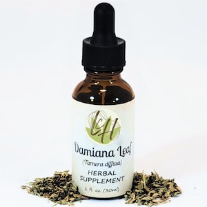 Puede incluir: Una botella de vidrio marrón con un cuentagotas negro, etiquetada como "Damiana Leaf Herbal Supplement". La etiqueta incluye el texto "(Turnera diffusa)" y "1 fl. oz. (30ml)." Hojas secas de Damiana rodean la botella.