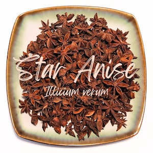 Puede incluir: Un plato cuadrado con borde verde claro y marrón contiene una pila de anís estrellado. Las especias en forma de estrella son de color marrón oscuro. Las palabras "Star Anise" están escritas en cursiva, con "Illicium verum" debajo.