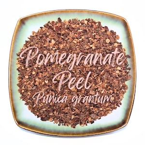 Puede incluir: Un plato cuadrado, verde claro y con bordes marrones, lleno de cáscara de granada marrón y seca. Las palabras "Pomegranate Peel" y "Punica granatum" están escritas en rosa en cursiva en la imagen.