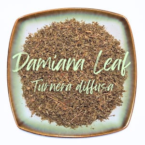 Puede incluir: Un plato cuadrado de cerámica verde claro y marrón lleno de hojas de damiana secas. El texto "Damiana Leaf" está escrito en cursiva verde claro, con "Turnera diffusa" debajo.