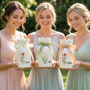 Puede incluir: Un juego de tres tazas de cerámica con un acabado mate moteado. Cada taza presenta un color diferente: azul claro, crema y gris. Las tazas tienen un diseño simple y moderno y un asa cómoda.