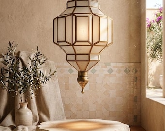 Lampa wisząca z mlecznego szkła w stylu marokańskim: ręcznie wykonany filigran z mosiądzu, lampion z marokańskiego mosiądzu, ręcznie wykonana lampa wisząca z przezroczystego szkła