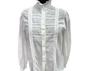 Blusa vintage de algodón blanco: cuello con volantes y pliegues de encaje, estilo romántico austriaco.