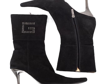 Botas Gucci vintage de ante negro / Tacón de aguja metálico / Cristal con el logotipo de la G de diamantes de imitación / Talla EU 38 (EE. UU. 7,5-8)