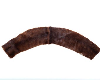 Cuello de piel vintage de 1954, visón/sable natural marrón oscuro, forma de media luna, accesorio de lujo de mediados de siglo.