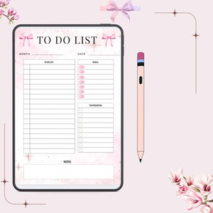 Peut inclure: Une liste de tâches numérique sur une tablette avec un design rose et blanc. La tablette affiche les mots "TO DO LIST" en haut, avec des sections pour les tâches, les objectifs et les principales priorités. Un crayon rose est à côté de la tablette, et le fond est rose clair.
