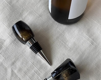 Tappo per bottiglia di vino a forma di baccello di semi di papavero, in resina epossidica e metallo, ideale come bomboniera o souvenir per matrimoni, regalo per gli sposi, idea regalo per gli invitati al matrimonio.