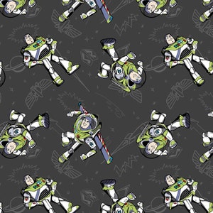 Può includere: Un motivo ripetuto di un ranger spaziale dei cartoni animati su uno sfondo grigio scuro. Il ranger spaziale indossa una tuta spaziale verde e bianca e un casco. Lo sfondo è pieno di stelle, pianeti e altri disegni a tema spaziale.