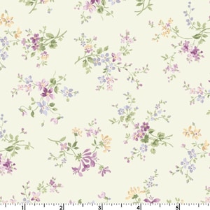 Puede incluir: Una tela blanca con un patrón repetitivo de pequeñas flores moradas, azules y amarillas. Las flores están dispuestas en racimos sobre tallos delicados.