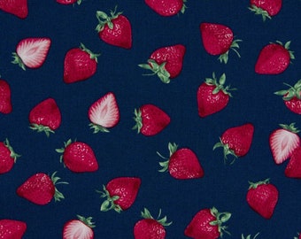 Könnte beinhalten: Ein dunkelblauer Stoff mit einem sich wiederholenden Muster aus roten Erdbeeren. Die Erdbeeren befinden sich in verschiedenen Positionen und Größen.