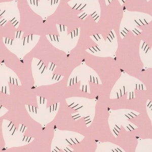 Könnte beinhalten: Ein rosa Hintergrund mit einem sich wiederholenden Muster aus weißen, stilisierten Vögeln. Die Vögel sind in verschiedene Richtungen ausgerichtet und haben schwarze Umrisse.