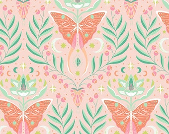 Peut inclure: Motif répété avec des papillons orange, des feuilles vertes, des fleurs, des croissants de lune et des étoiles sur un fond rose clair. Le motif a une esthétique fantaisiste et inspirée de la nature. Les papillons ont des ailes détaillées.