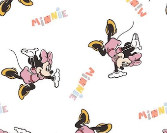 Puede incluir: Un fondo blanco con un patrón repetido de Minnie Mouse en varias poses. Minnie Mouse lleva un vestido rosa y zapatos amarillos. El texto "MINNIE" se repite en todo el patrón en una fuente colorida.