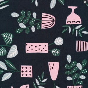 Könnte beinhalten: Ein dunkelblauer Stoff mit einem sich wiederholenden Muster aus rosa und weißen Topfpflanzen und Blättern. Die Pflanzen sind stilisiert und haben unterschiedliche Muster auf den Töpfen.
