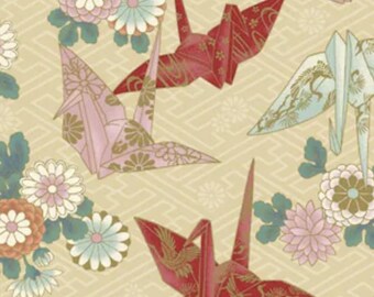 Puede incluir: Patrón repetitivo con grullas de origami en tonos rosa y rojo, adornadas con detalles dorados. El diseño incluye elementos florales en rosa, blanco y turquesa, sobre un fondo geométrico beige claro.