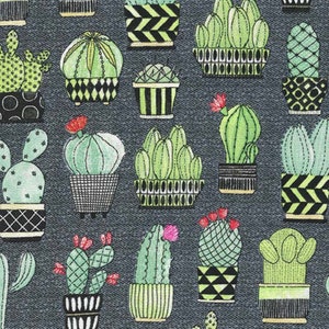 Peut inclure: Un motif répété de cactus de différentes formes et tailles dans des pots de couleurs différentes sur un fond bleu foncé. Les cactus sont verts et les pots sont noirs, blancs et verts avec des motifs géométriques.