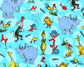 Puede incluir: Una tela azul claro con personajes del Dr. Seuss, incluyendo el Gato en el Sombrero, elefantes y Thing 1 y Thing 2. El diseño incluye cometas, peces y el texto "Dr. Seuss" en blanco. El fondo tiene lunares blancos.